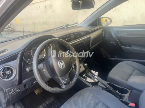 تويوتا كورولا 2017 أبيض مستعملة للبيع - 3