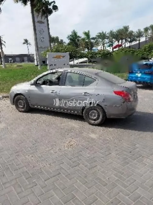 نيسان صنى 2013 رمادي مستعملة للبيع - 1