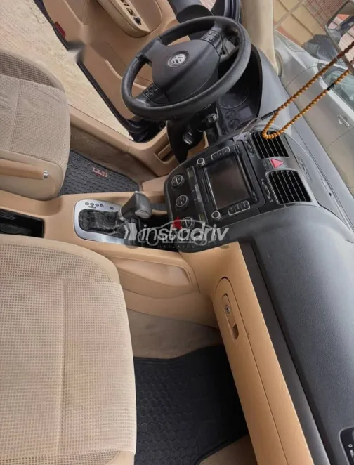 فولكس فاغن جيتا 2009 أزرق غامق مستعملة للبيع - 4