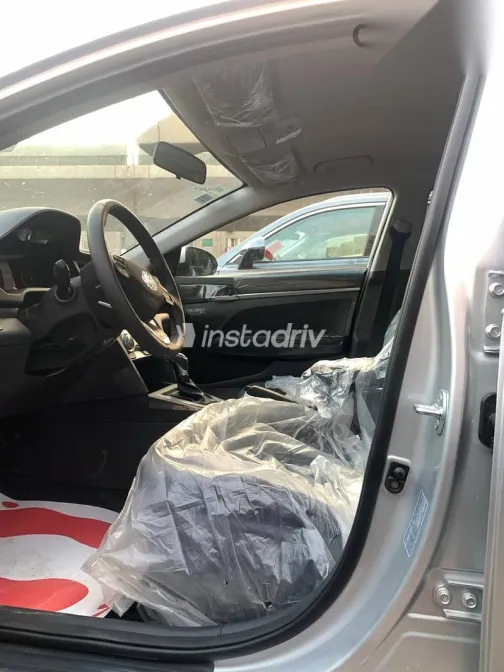 هيونداي إلنترا 2026 فضي جديدة للبيع - 2