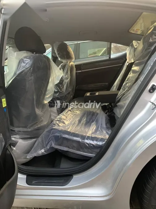 هيونداي إلنترا 2026 فضي جديدة للبيع - 3