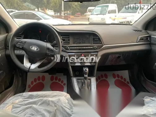 هيونداي إلنترا 2026 فضي جديدة للبيع - 4