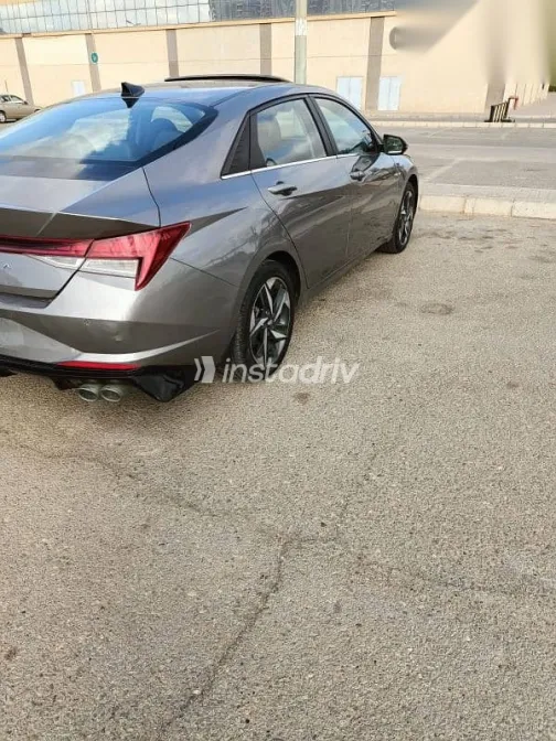 هيونداي إلنترا 2021 بني مستعملة للبيع - 3