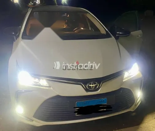 تويوتا كورولا 2020 أبيض مستعملة للبيع - 7