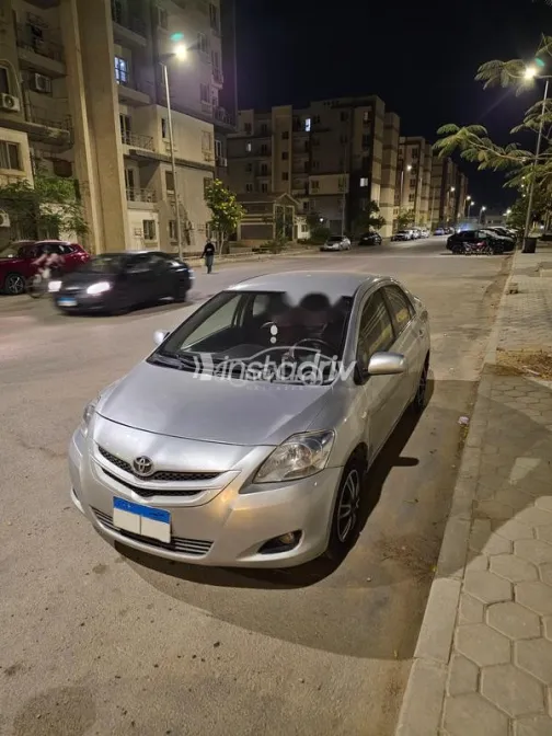 تويوتا ياريس 2007 فضي مستعملة للبيع - 3