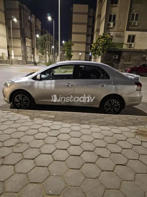 تويوتا ياريس 2007 فضي مستعملة للبيع - 5