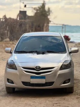 تويوتا ياريس 2007 فضي مستعملة للبيع