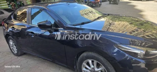 مازدا 3 2019 أزرق غامق مستعملة للبيع - 1