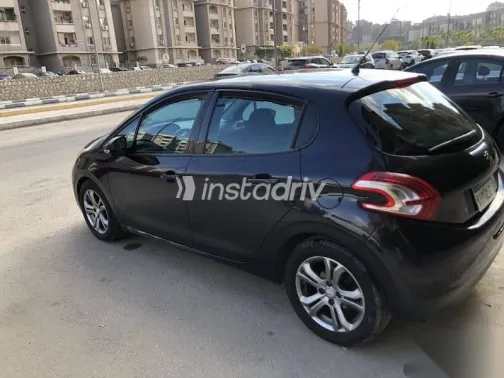 بيجو 208 2015 أسود مستعملة للبيع - 2