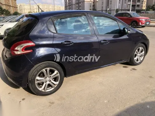 بيجو 208 2015 أسود مستعملة للبيع - 3