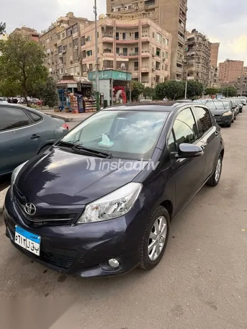 تويوتا ياريس 2013 أزرق غامق مستعملة للبيع - 1