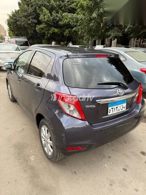 تويوتا ياريس 2013 أزرق غامق مستعملة للبيع - 2