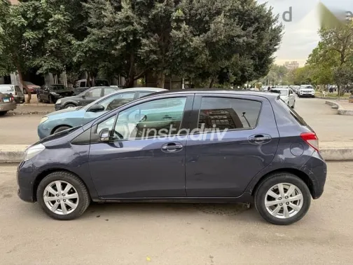 تويوتا ياريس 2013 أزرق غامق مستعملة للبيع - 3