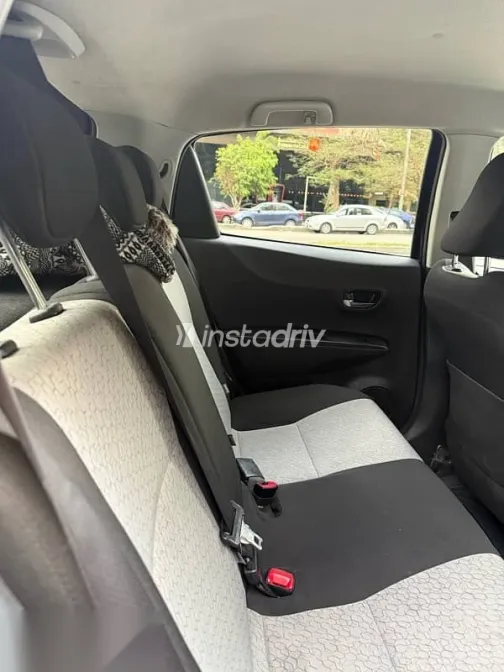 تويوتا ياريس 2013 أزرق غامق مستعملة للبيع - 4