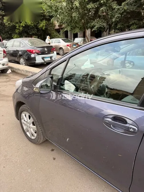 تويوتا ياريس 2013 أزرق غامق مستعملة للبيع - 7