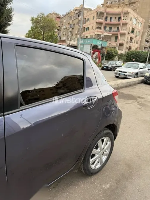 تويوتا ياريس 2013 أزرق غامق مستعملة للبيع - 8