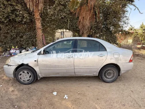 تويوتا كورولا 2004 فضي مستعملة للبيع - 2