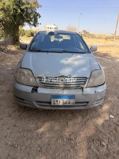 تويوتا كورولا 2004 فضي مستعملة للبيع - 3