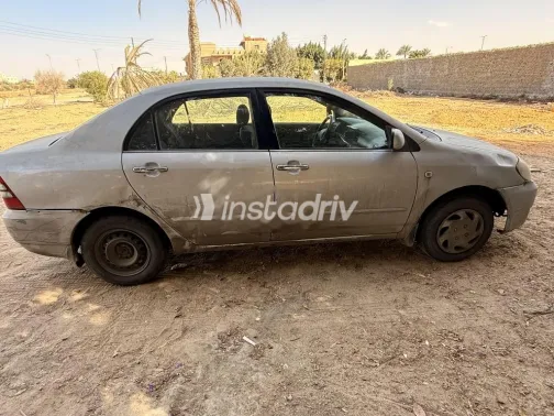 تويوتا كورولا 2004 فضي مستعملة للبيع - 4