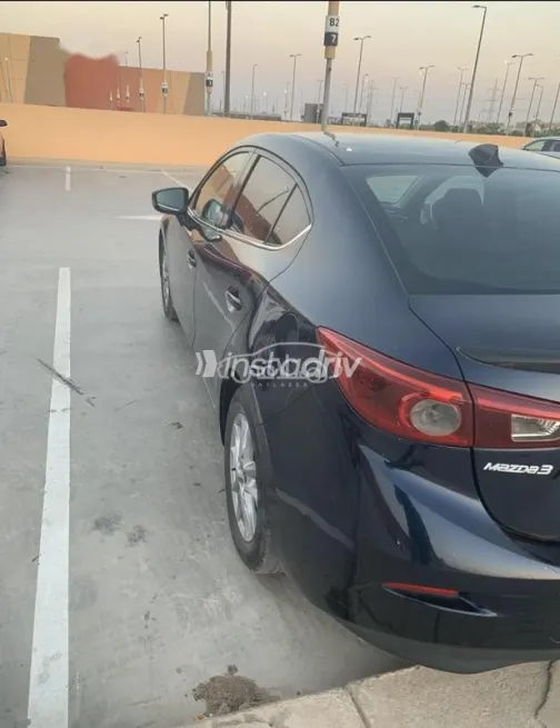 مازدا 3 2017 أزرق غامق مستعملة للبيع - 4