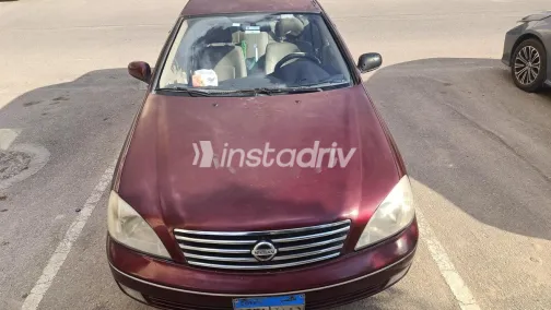 نيسان صنى 2015 أحمر غامق مستعملة للبيع - 1