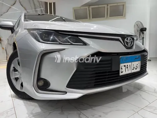 تويوتا كورولا 2020 فضي مستعملة للبيع - 2