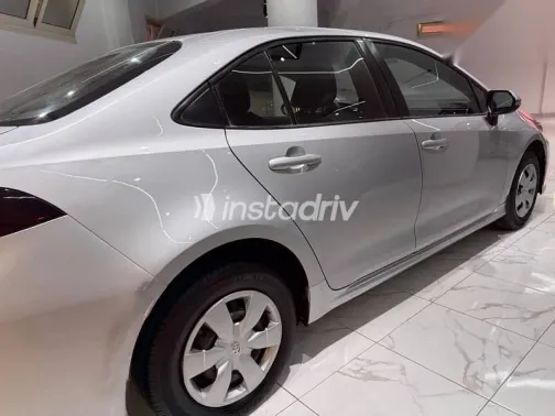 تويوتا كورولا 2020 فضي مستعملة للبيع - 3