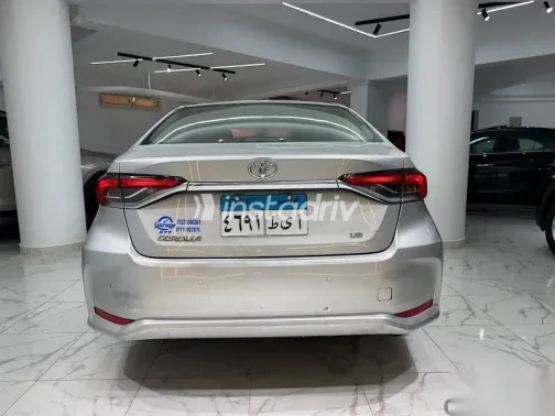تويوتا كورولا 2020 فضي مستعملة للبيع - 5