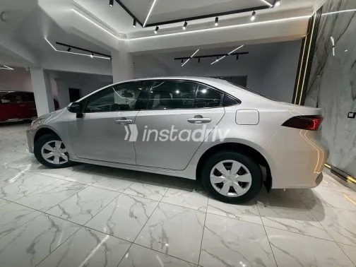 تويوتا كورولا 2020 فضي مستعملة للبيع - 6