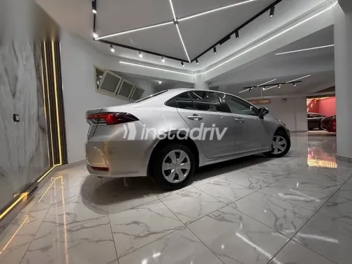 تويوتا كورولا 2020 فضي مستعملة للبيع - 7