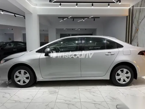 تويوتا كورولا 2020 فضي مستعملة للبيع - 8