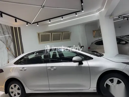 تويوتا كورولا 2020 فضي مستعملة للبيع - 9