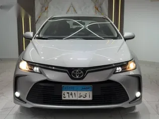 تويوتا كورولا 2020 فضي مستعملة للبيع