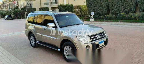 Mitsubishi Pajero 2011 Gold Used for Sale - 4
