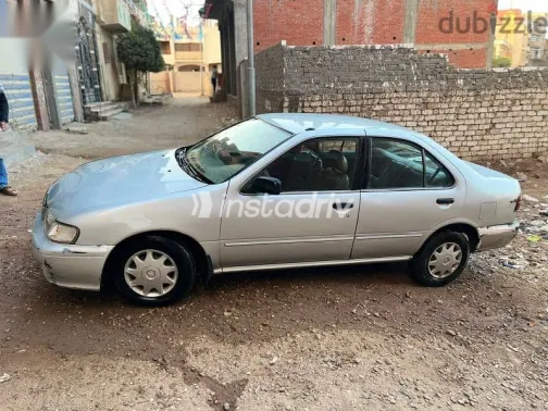 نيسان صنى 1999 فضي مستعملة للبيع - 1
