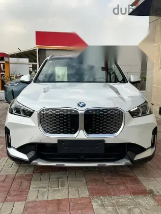 بي ام دبليو اى اكس 1 2025 أبيض جديدة للبيع