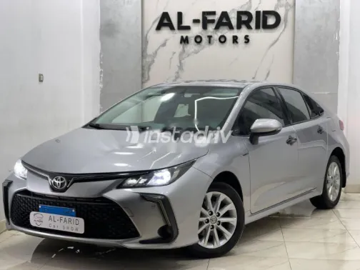 تويوتا كورولا 2022 فضي مستعملة للبيع - 1