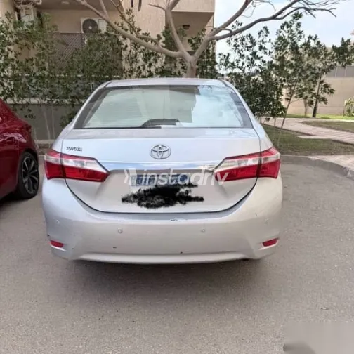 تويوتا كورولا 2015 رمادي مستعملة للبيع - 2