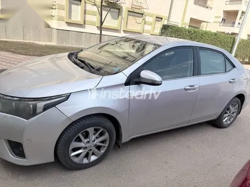 تويوتا كورولا 2015 رمادي مستعملة للبيع - 3