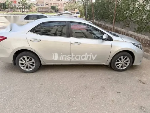 تويوتا كورولا 2015 رمادي مستعملة للبيع - 5