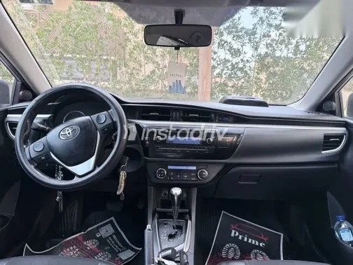 تويوتا كورولا 2015 رمادي مستعملة للبيع - 8