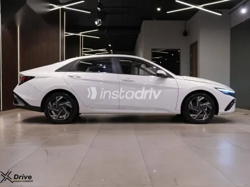 هيونداي إلنترا 2025 أبيض جديدة للبيع - 3