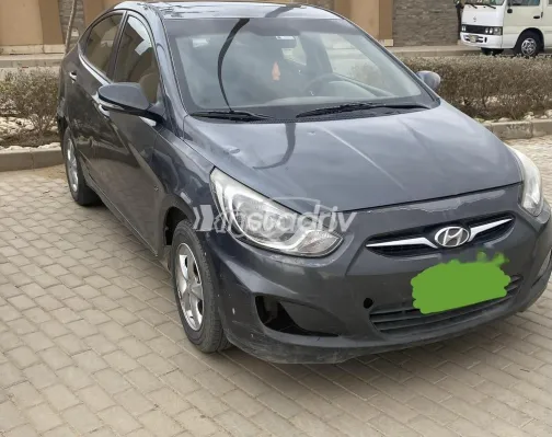 هيونداي اكسنت RB 2012 فضي مستعملة للبيع - 1