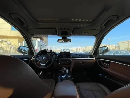 بي ام دبليو 320 2016 أزرق غامق مستعملة للبيع - 5