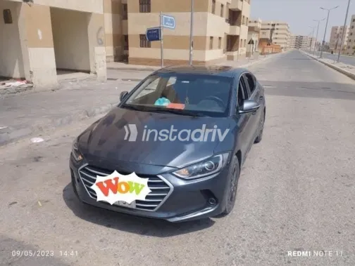 هيونداي إلنترا اى دى 2017 رمادي غامق مستعملة للبيع - 1