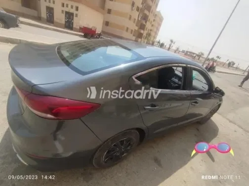 هيونداي إلنترا اى دى 2017 رمادي غامق مستعملة للبيع - 2