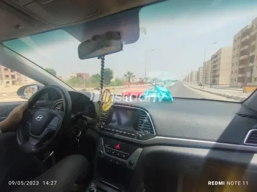 هيونداي إلنترا اى دى 2017 رمادي غامق مستعملة للبيع - 4