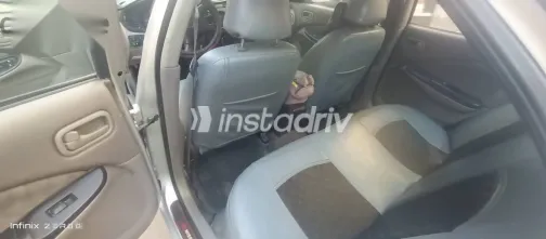 نيسان صنى 2002 فضي مستعملة للبيع - 2