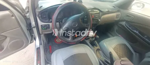 نيسان صنى 2002 فضي مستعملة للبيع - 4