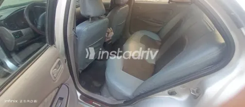 نيسان صنى 2002 فضي مستعملة للبيع - 9